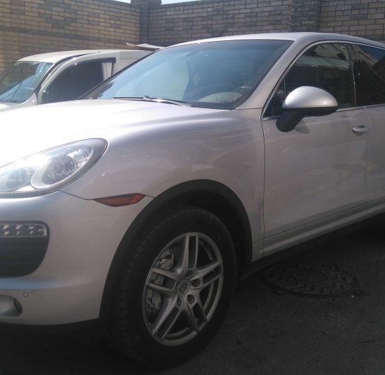 porsche-cayenne-2013-ustanovka-sistemy-kontrolya-slepyx-zon-1