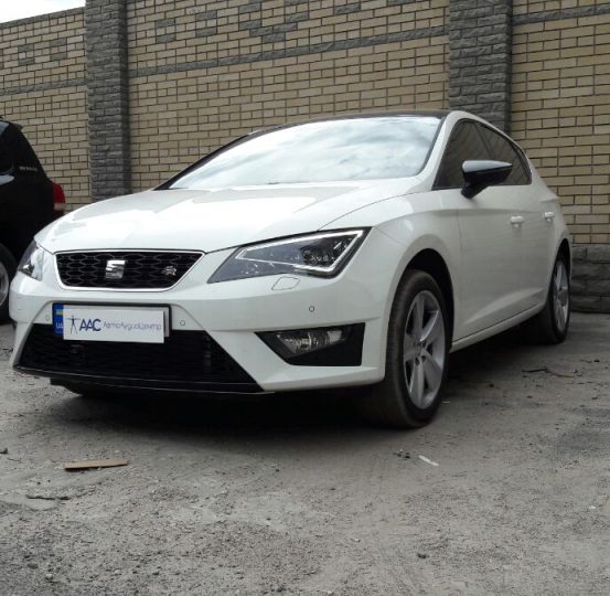 seat-leon-fr-2016-ustanovka-oxrannogo-kompleksa-na-baze-pandora-5000-new-5100