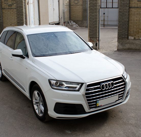 audi-q7-2016-ustanovka-avtozvuka-1