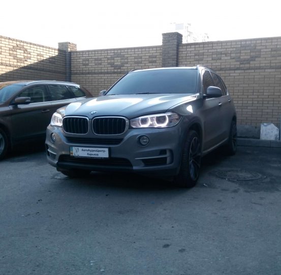 bmw-x5-f15-2016-ustanovka-oxrannogo-kompleksa-na-baze-pandora-3910-1