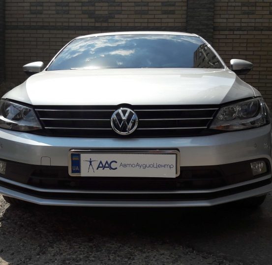 vw-jetta-2016-ustanovka-oxrannogo-kompleksa-na-baze-pandora-3970-pro-1