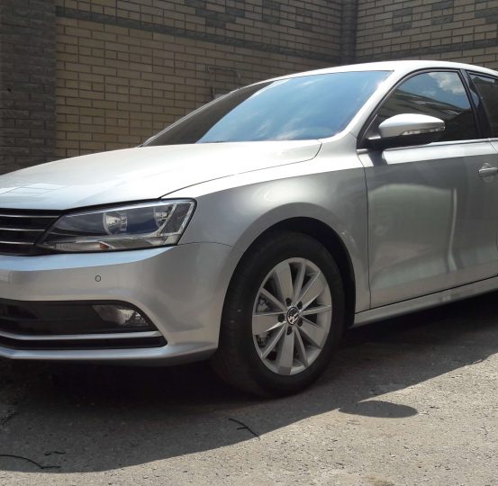 vw-jetta-2016-ustanovka-oxrannogo-kompleksa-na-baze-pandora-3970-pro-2